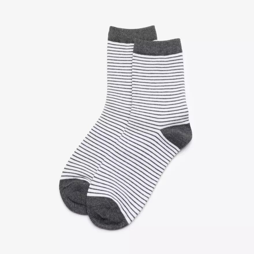 Calze corti. Calze grigio scuro Calze corti. Calze grigio scuro