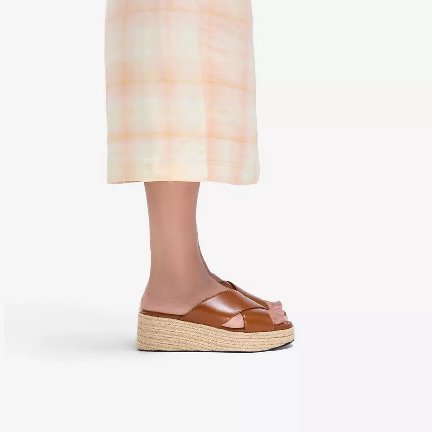 Mule da donna Tessiah 2 con zeppe in pelle color cuoio Mule da donna Tessiah 2 con zeppe in pelle color cuoio