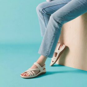 Sandali con listini da donna Cecily Strap in pelle color crema