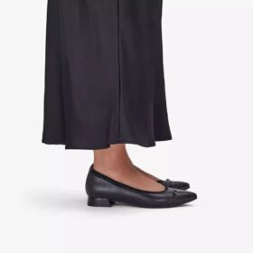 Scarpe da donna Natalyn in pelle nera scura Slip-on senza lacci