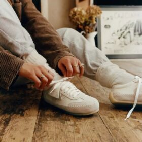 Scarpe da donna Tor Low in pelle scamosciata bianco sporco stringate