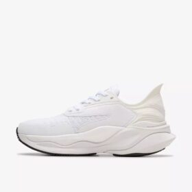 Scarpe da passeggio per donne Pace Walk bianche in stile athleisure