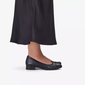 Scarpe slip-on da donna Krystine May in pelle nera