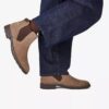 Stivaletti da uomo Emmet Easy in pelle scamosciata color pietra Stivaletti da uomo Emmet Easy in pelle scamosciata color pietra