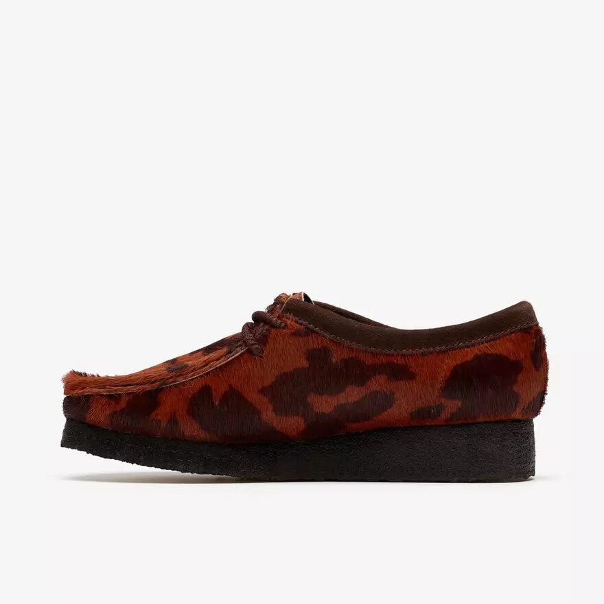 Wallabee da donna. Wallabee marroni con stampa bovina Wallabee da donna. Wallabee marroni con stampa bovina