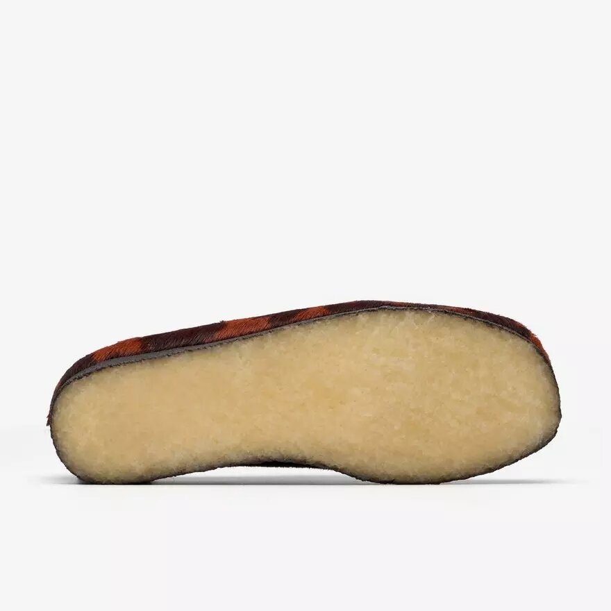 Wallabee da donna. Wallabee marroni con stampa bovina Wallabee da donna. Wallabee marroni con stampa bovina