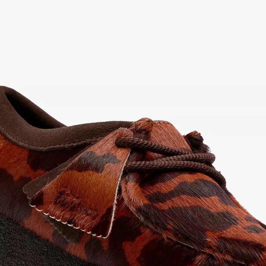 Wallabee da donna. Wallabee marroni con stampa bovina Wallabee da donna. Wallabee marroni con stampa bovina